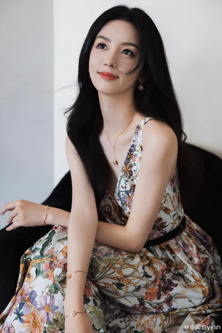 周也是備受看好的新生代小花。翻攝周也微博