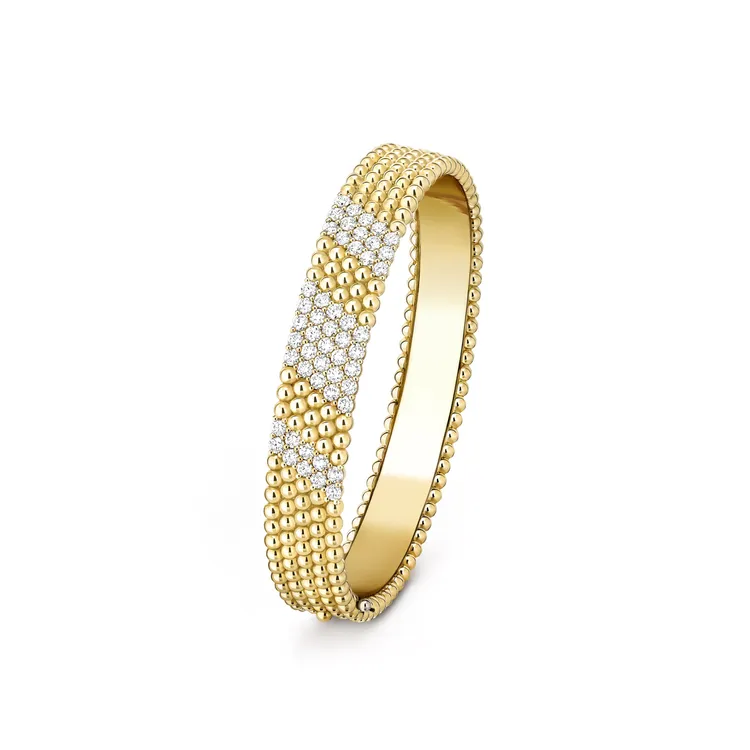 梵克雅寶Perlée diamonds黃K金手鐲，價格店洽。品牌提供