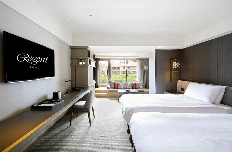 晶夏季旅展祭出2.7折的「全家愛旅行」方案，入住17坪寬闊舒適的雲天露臺客房，再享栢麗廳自助式早餐及下午茶買一送一。業者提供