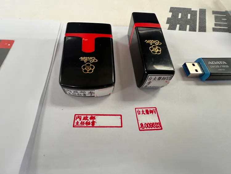 李男偽造印章。警方提供