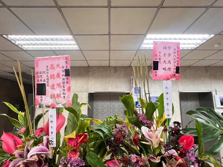 李男在家門口擺放花籃。警方提供