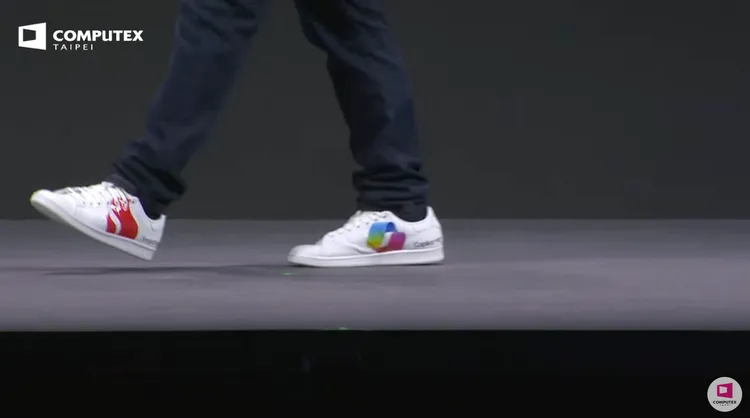 高通執行長特別穿上象徵高通與Copilot+合作設計鞋款。翻攝高通直播YouTube。
