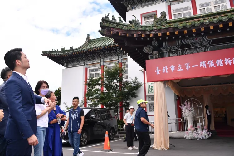 一殯因鄰近住宅、商辦等因素，今（12日）進行拆除工程。北市府提供