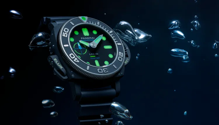 沛納海Submersible Elux LAB-IDTM PAM01800腕錶，擁有隨按即亮的夜光功能創舉。品牌提供