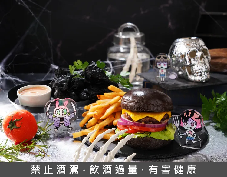 慶祝《食屍鬼》連載2週年，漫畫星聯手金色三麥推4款限量啤酒及多款闇黑餐點，讓粉絲享受味蕾饗宴。業者提供