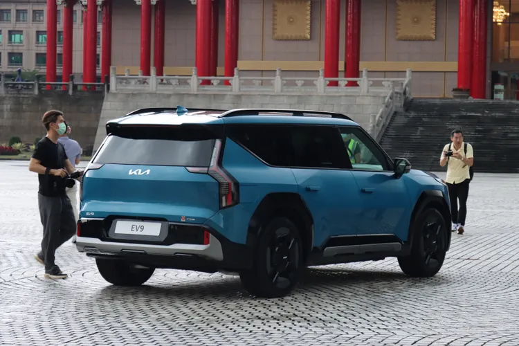 Kia EV9也能透過V2L的車內與車外電器電源分享，變成大型能源分享器。林浩昇攝