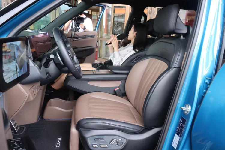 全車系標配雙前座電動調整功能、駕駛座記憶功能、Ergo-Motion駕駛座按摩功能座椅、雙前座電動腿托與一鍵舒適功能及雙前座通風加熱座椅。林浩昇攝