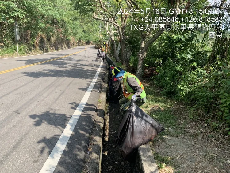 台中市環保局加強136市道太平赤崁頂一帶環境衛生。市府提供