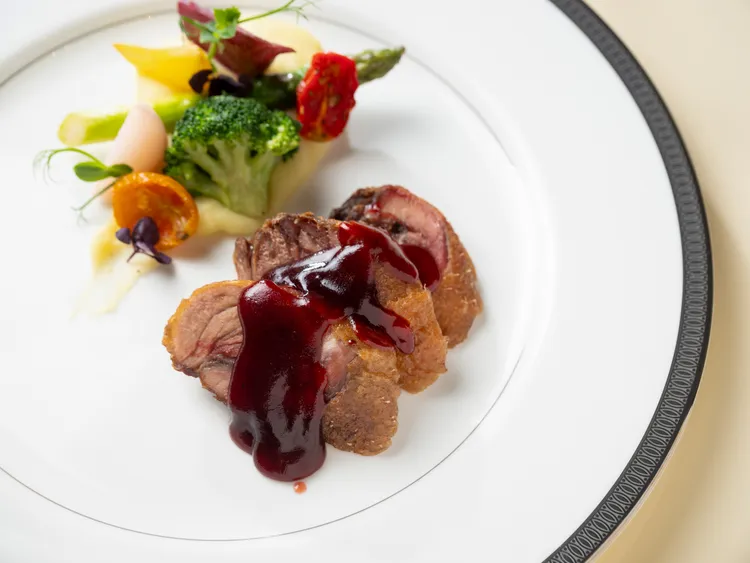 油封宜蘭櫻桃鴨腿捲以法式油封的料理手法以90度烤3小時，搭配主廚以綜合莓果特製的野莓醬，酸酸甜甜的滋味減輕了鴨肉的油膩，豐富的果香也賦予了一抹清新。業者提供