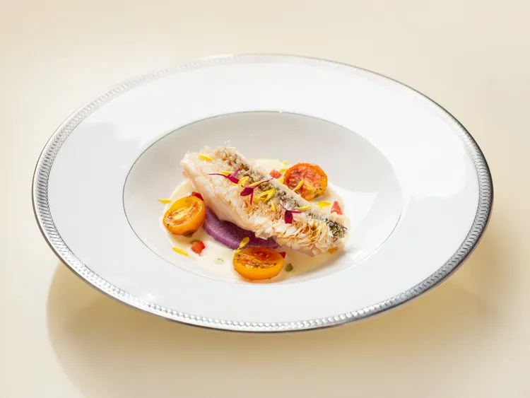 「澎湖馬頭魚立鱗燒」肉質鮮嫩鮮甜少刺，營養價值高，不僅有魚鱗的酥脆，魚肉的軟嫩鮮甜，紫山藥的綿密和豐富的果香，為整道菜帶來了清新的感受。業者提供