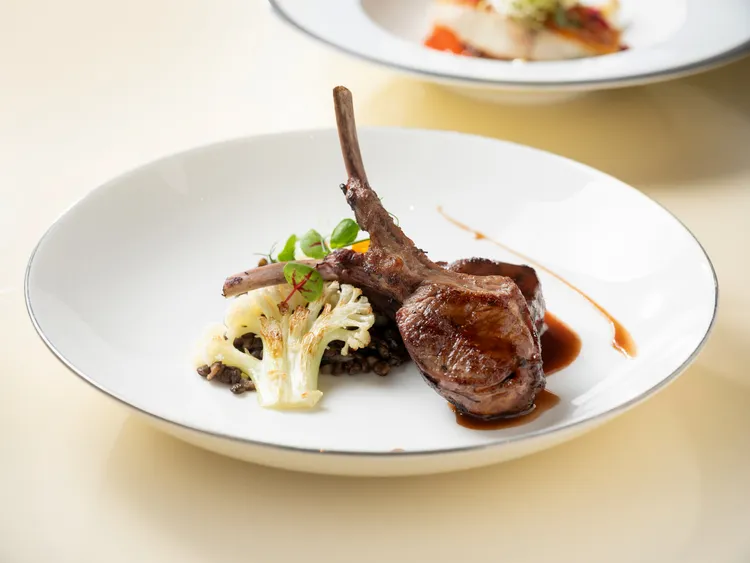 文華Café「平日午間饗．吃．吧」推出全新季節主餐：「炙烤紐西蘭帶骨小羔羊」肉質多汁有彈性。搭配主廚特製醬汁，紅酒的果香和迷迭香的清新草本味與羊肉汁的濃郁風味交織在一起，帶來豐富的層次感。業者提供