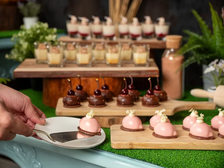 精品級手工甜點亦是文華Café的必嚐品項，每款都洋溢華麗且令人驚喜的繽紛滋味。業者提供