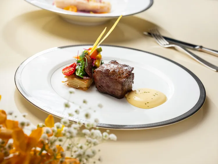 台北文華東方酒店文華Café「週末午間鮮．吃．吧」推出全新季節主餐，首推肉食控最愛的「爐烤日本A5和牛沙朗」。業者提供