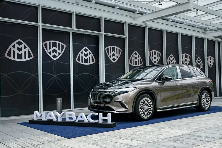 全新Mercedes-Maybach EQS 680 SUV在設計細節上同樣精心雕琢，包含引擎蓋上的三芒星立標和以大量鍍鉻船槳式樣交織的大面積水箱護罩，塑造了大器而優雅車頭造型。業者提供