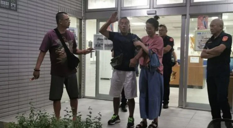 龍天翔離開時還在警局門口嗆聲。翻攝畫面