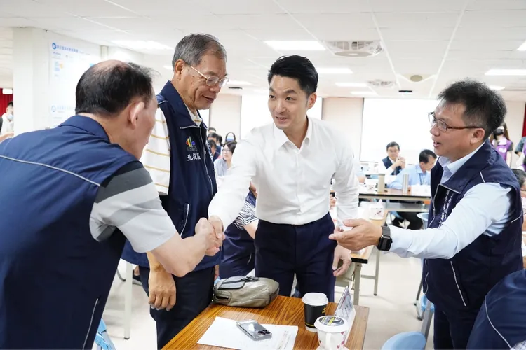 蔣萬安今（19日）被問及是否割愛副手，唱出「愛我別走」歌詞回應。北市府提供