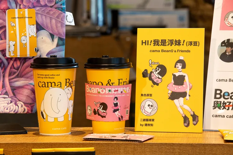 藝術家連攸如x《浮妹》(浮豆) 作品(右)於cama cafe’南京松江店展覽。業者提供