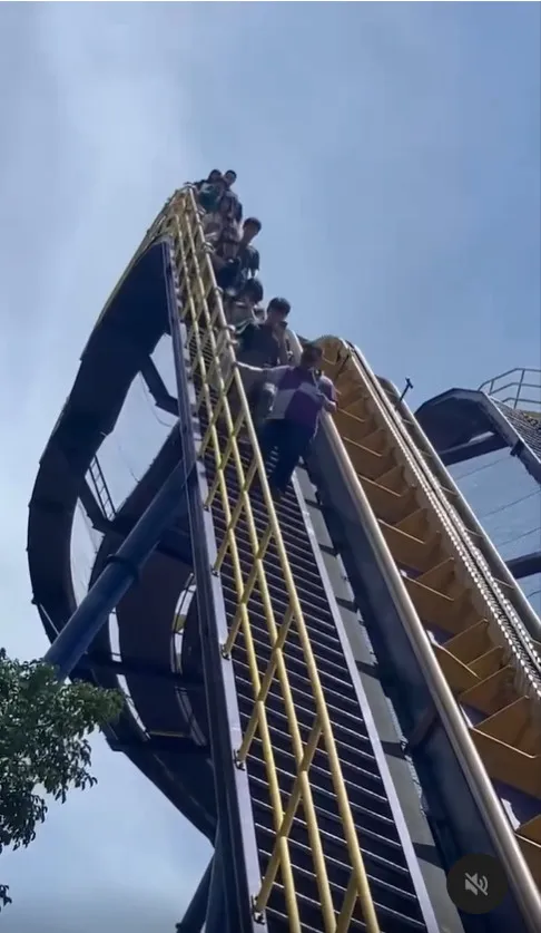 雲林劍湖山世界主題樂園「飛天潛艇G5」突故障卡半空，16名遊客驚險脫困。翻攝《shi_rui__》的threads