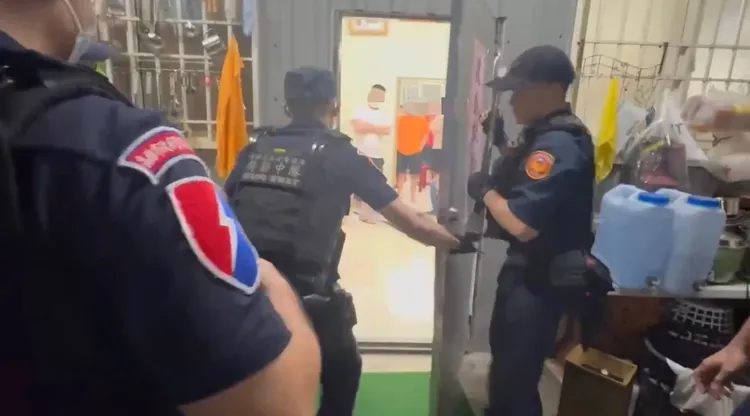 高雄警方10日凌晨2時突襲搜索賭場。翻攝畫面