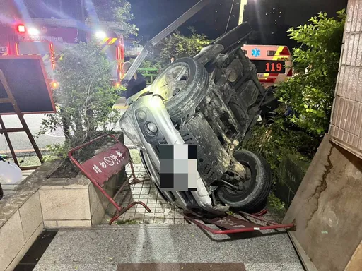汐止男酒駕衝撞路邊7機車　小客車360度翻轉駕駛拒送醫