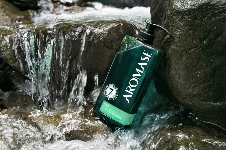 艾瑪絲5α茶樹沁涼高效控油洗髮精，僅在品牌官網限定開賣，1000ml／1100元。品牌提供