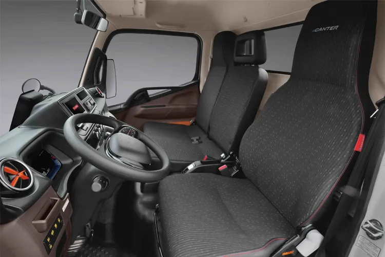 座艙採用德國汽車座椅系統製造商Isringhausen人體工學駕駛座椅，並配備10吋LCD全液晶彩色數位儀表板。