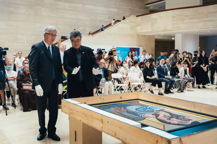 李懷仁副市長(右)與京城銀行蔡炅廷副董事長(左)共同見證畢卡索〈水手〉作品開箱。高美館提供