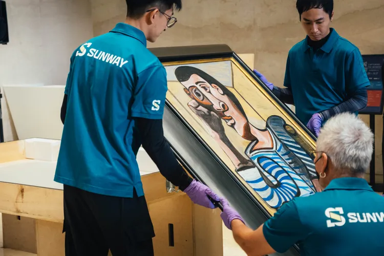 畢卡索油畫作品〈水手〉被認為是藝術家的自畫像，藍白條紋上衣據說是畢卡索最常穿的。高美館提供