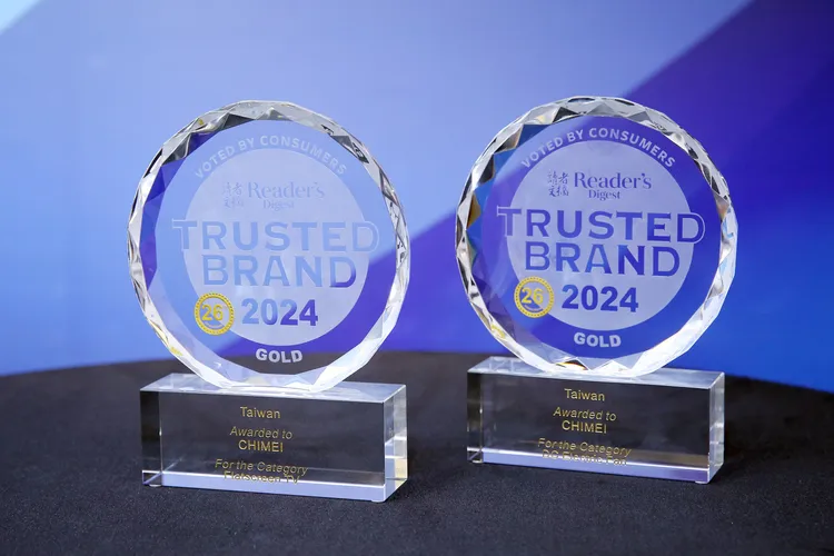 CHIMEI 奇美於第26屆《讀者文摘》信譽品牌，再度以「液晶顯示器」與「DC馬達節能風扇」兩大產品，奪下蟬聯雙金獎殊榮。液晶顯示器更是國產家電唯一成功蟬聯十六年金獎得主，DC馬達節能風扇項目也連續第五年奪得金獎。