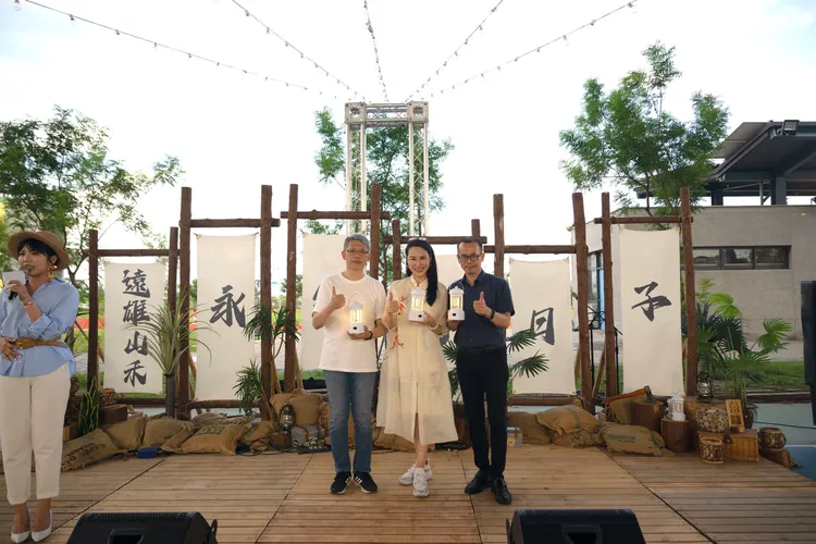 遠雄山禾實踐了遠雄建設「美好共生」的品牌價值，由遠雄房地產總經理張麗蓉（中）、行銷副總馬志忠（左）、政大永續中心教授孫振義共同主持公開儀式。