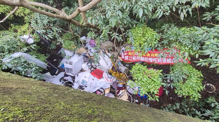 陽金公路遭人棄置大量垃圾。警方提供