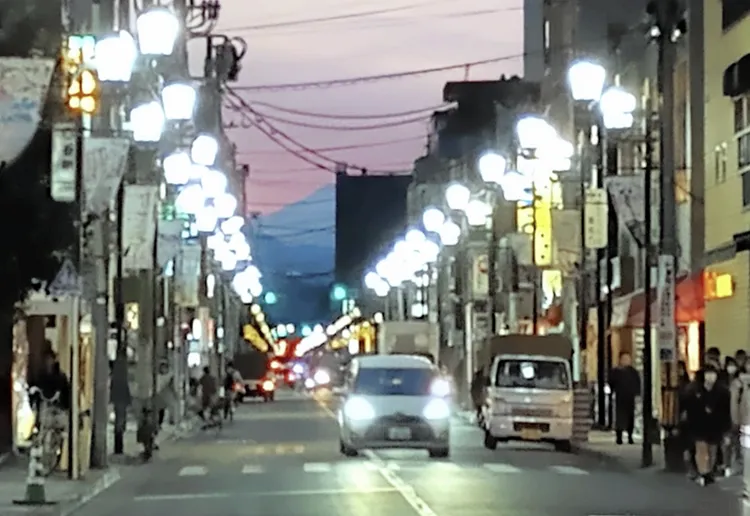 大樓起建後富士山被擋住大半。翻攝自朝日新聞