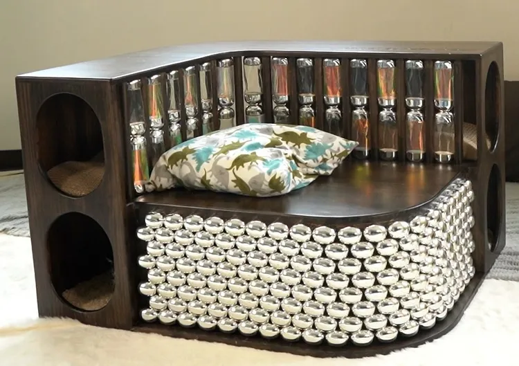 利用IPSA流金水、ME小白瓶空瓶打造的多功能家具。品牌提供