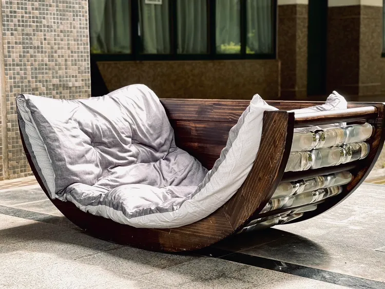 利用IPSA流金水、ME小白瓶空瓶打造的多功能家具。品牌提供