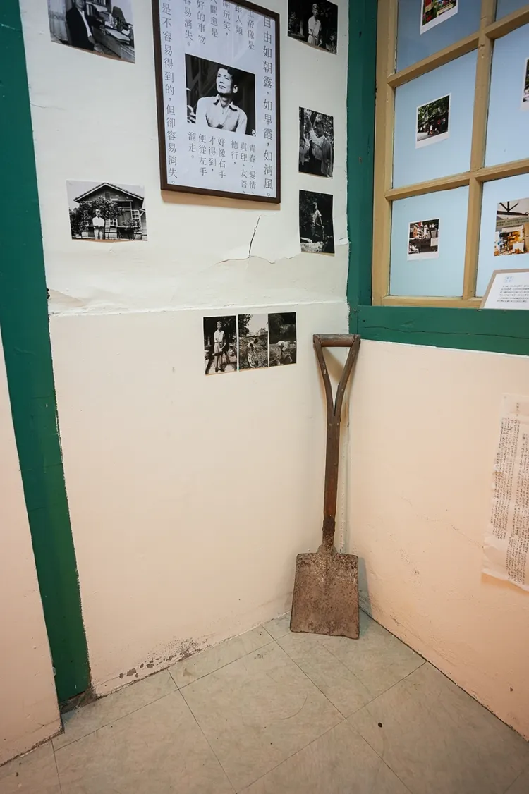 屋裡幾乎已看不出當年的生活痕跡，唯獨一把他慣用的鐵鏟被保留下來。田欣雲攝
