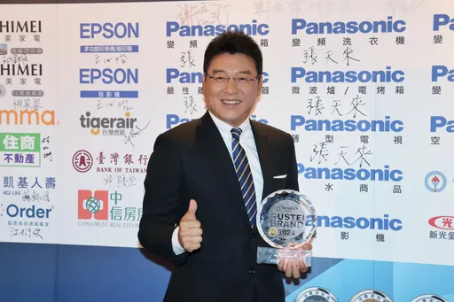 黃子佼跌落神壇!消失「信賴獎」名單 謝震武避談火速離場