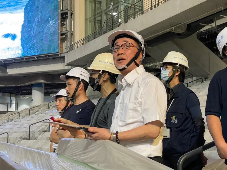 台北市副市長李四川（中間白衣者）曾表示，大巨蛋使用執照註記被柯市府綁死。翻攝李四川臉書