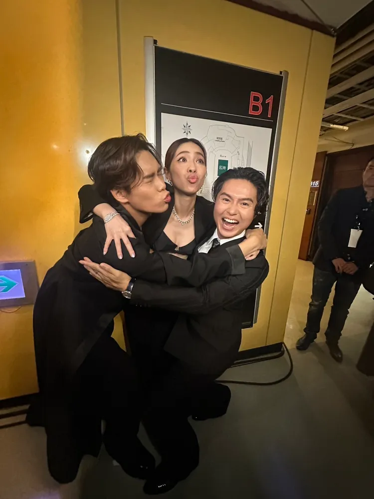 三人甜抱在一起玩親親。林丞偉攝