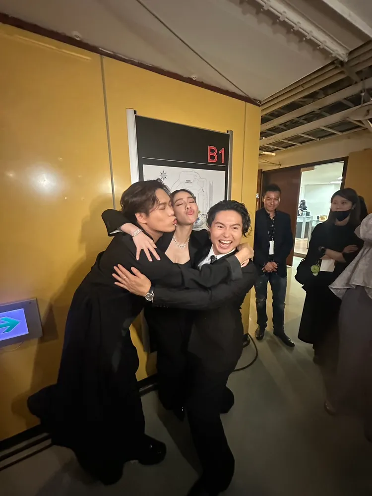 三人開心甜摟玩親親。林丞偉攝