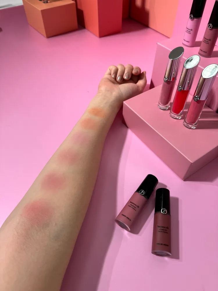 輕透亮絲光漂染腮紅露手部試色。張家玲攝