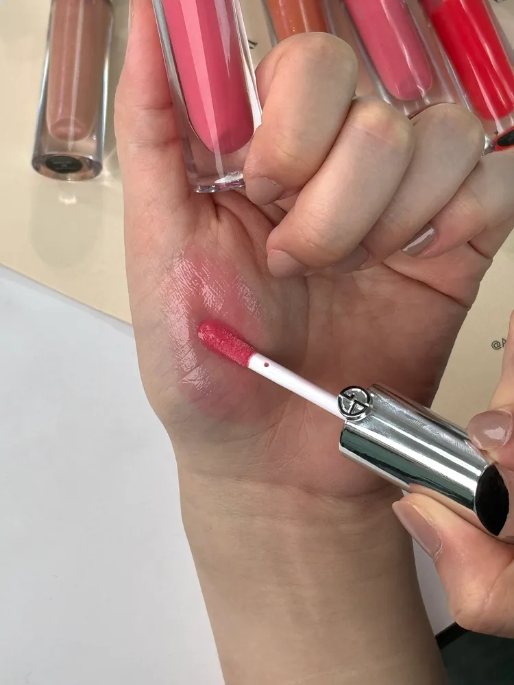 訂製奢光潤唇蜜擁有水潤鏡面感。張家玲攝