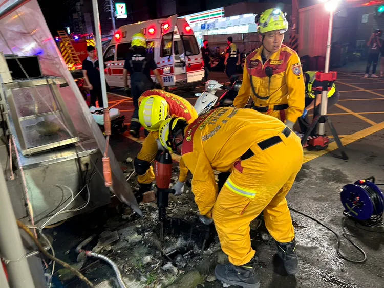 特搜人員開挖馬路救出受困排水溝的廖男。民眾提供