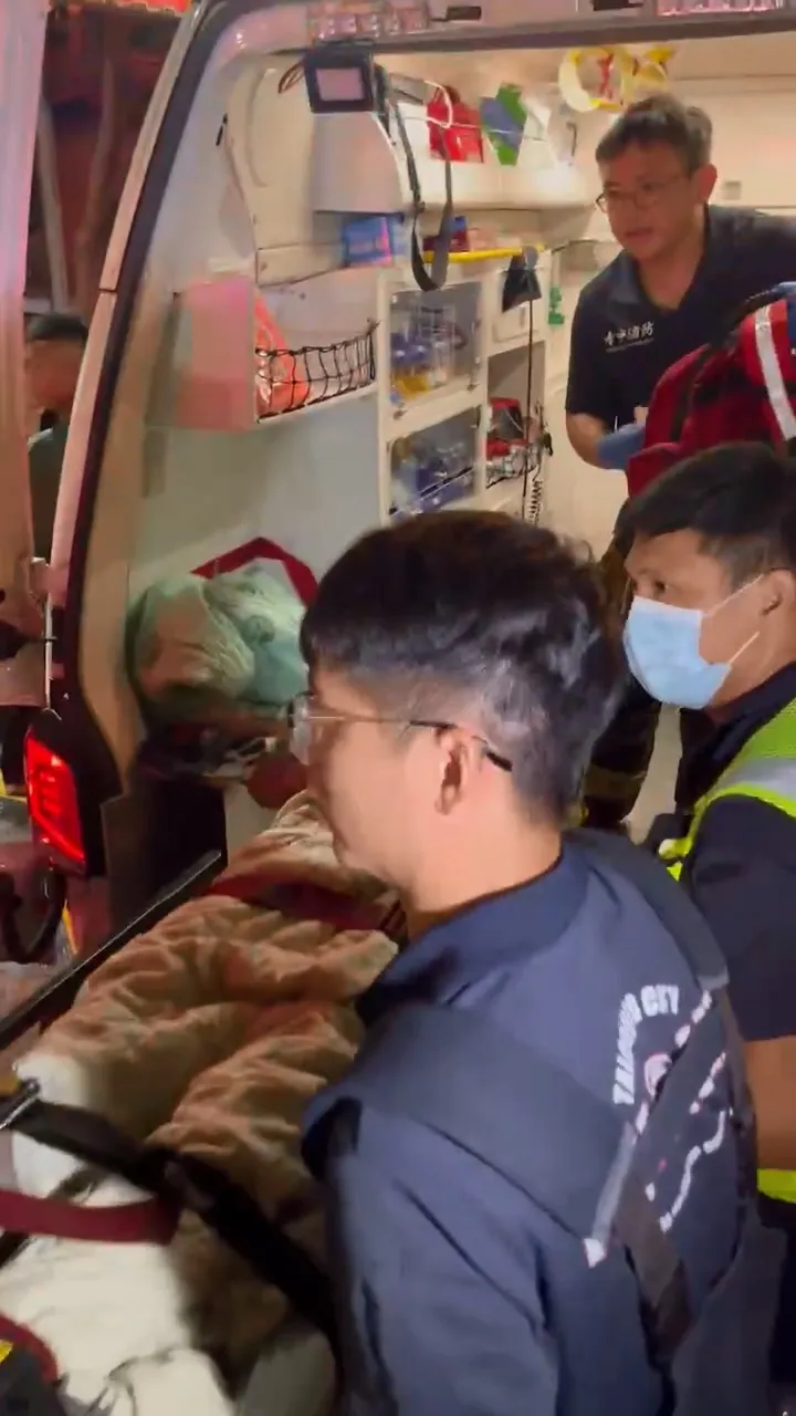 警消將廖男送醫。民眾提供