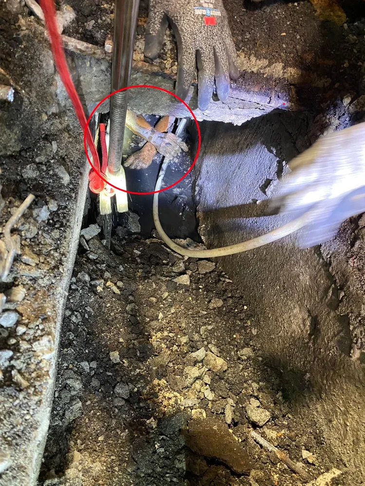 消防人員把馬路挖出一個大洞，才發現受困排水溝的廖男。民眾提供