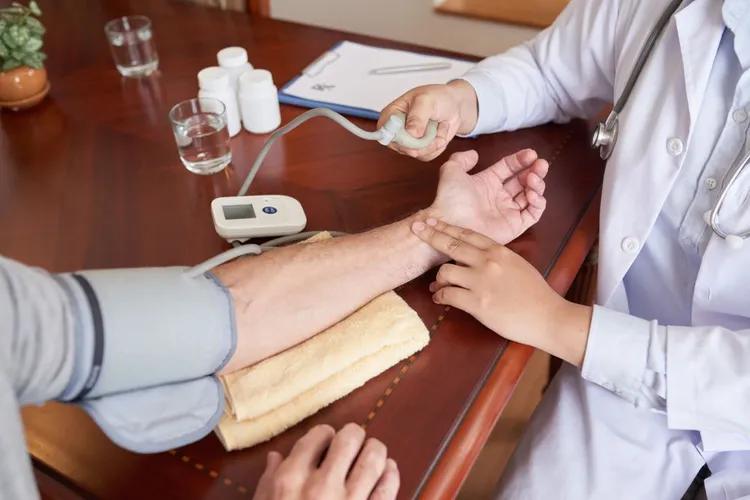 定期監測血壓是預防心肌梗塞、腦中風有效措施之一。資料照