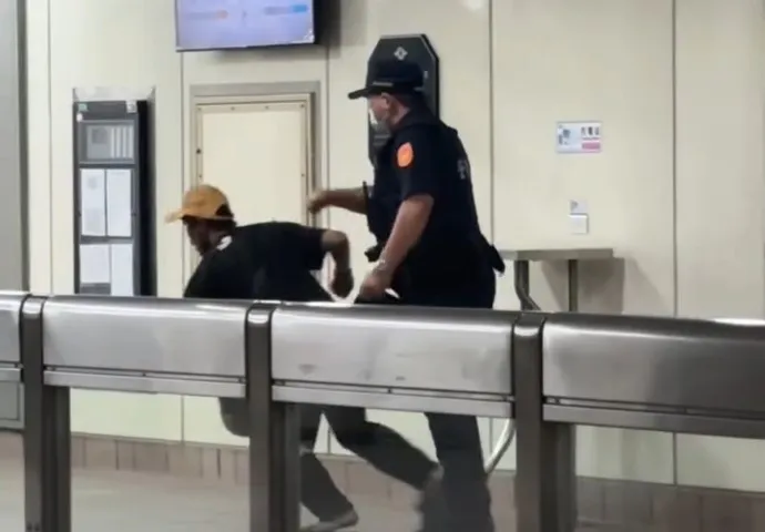 打完遊民的頭後，警員一把將遊民推倒在地，要將他趕走。翻攝自threads