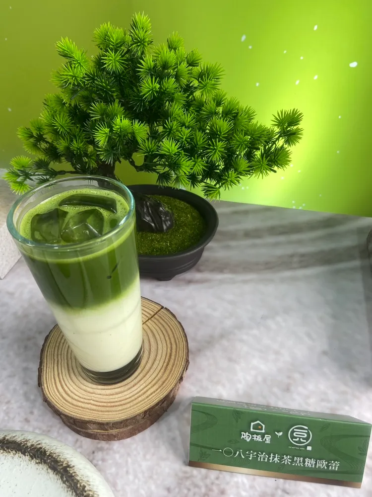 「一〇八宇治抹茶黑糖歐蕾」日本京都宇治產一番茶，高雅清香，回甘清爽不苦澀，與鮮乳結合，口感綿密。陳揚盛攝