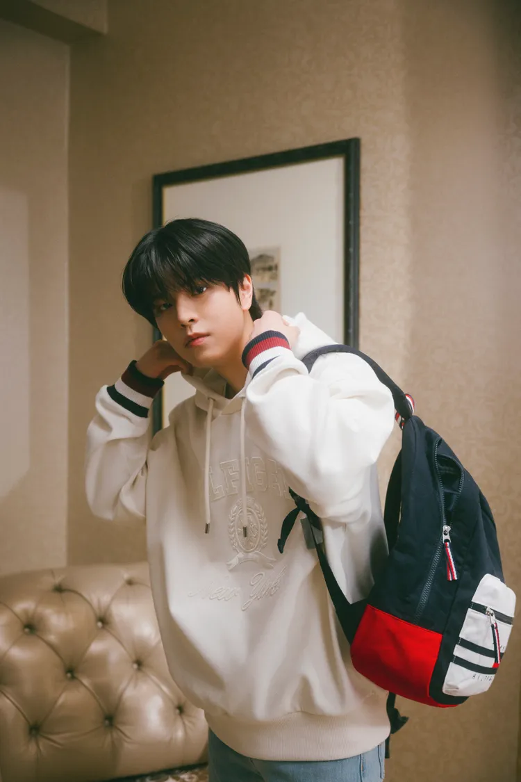 昇玟的帽T造型很有校園感。品牌提供