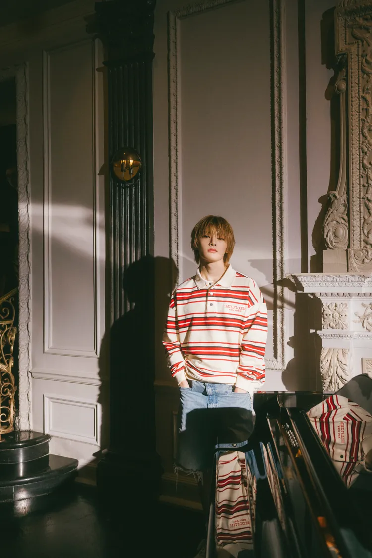 I.N穿著經典配色的Polp衫配上牛仔褲。品牌提供