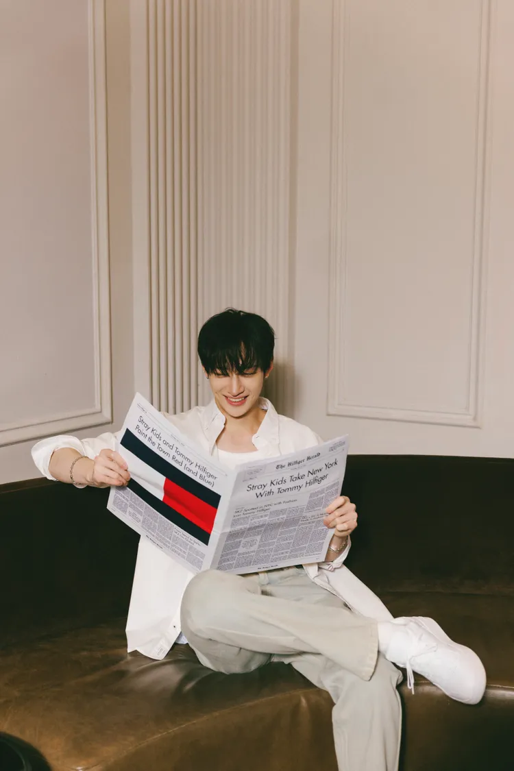 方燦以白襯衫、白T恤配上牛仔長褲。品牌提供